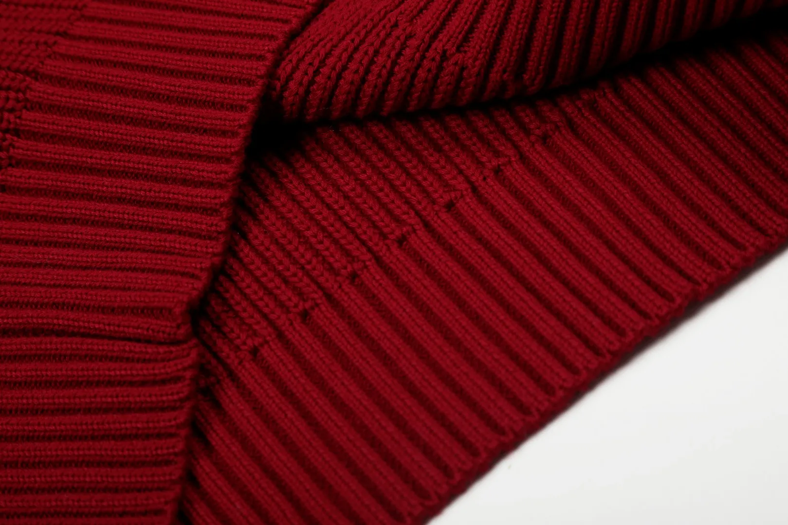 P220 Top quality" Style number: DS812# (not off the shelves all year round) [Ralph Lauren round neck piqué knitted sweater with war horse embroidery on the front and back] ✅Ralph Lauren classic basic versatile round neck pullover sweater for men and women ✅Main supply platform live broadcast Wholesale entity Replenish if out of stock Not removed from the shelves ✅ZP quality 1:1 version Scan the code to enter the GF website Counter quality ✅Detailed quality The only one in Guangzhou Imported quality cotton yarn Mainly high-end, cost-effective, good quality needless to say ✅The version is restored to the original order, the maximum size can be worn up to 200 pounds, loose, comfortable and stress-free ✅The upper body is simple and easy to match, ootd must-have style, good-looking clothes are never picky, a must-have item in the wardrobe is recommended. Size: S-XL Color: White, gray, khaki, navy blue, brown, burgundy, black with white label, black with red label